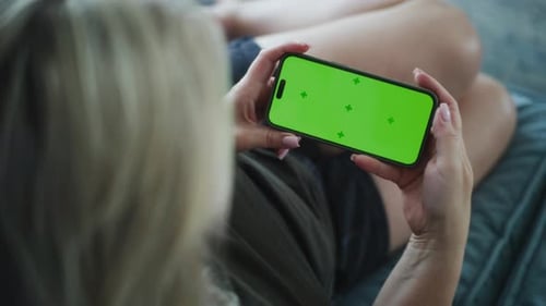 Rückansicht einer Frau mit Handy mit Chromakey