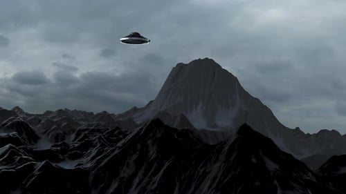 Außerirdisches Raumschiff Ufo fliegt über schwarze Berge