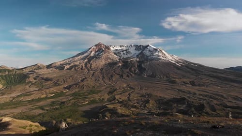 Vue aérienne par Drone de la montagne volcanique du mont Sainte-Hélène par une belle journée ensoleillée 4k Washington