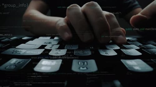 Hände, die in dunkler Umgebung auf der Tastatur tippen, umgeben von Codezeilen, symbolisieren das Programmieren und