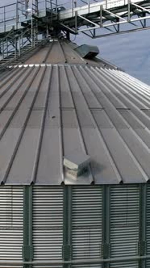 Moderne Anlage für die Landwirtschaft. Große Getreideterminals auf Naturhintergrund. Elevatoren aus Silberkorn
.
