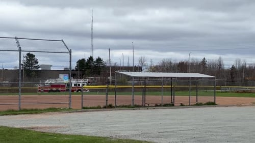Un camión de bomberos responde a una llamada a gran velocidad en Dartmouth, Canadá