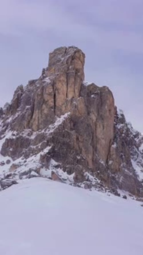 Montaña Ra Gusela cerca del paso de Giau en invierno, Dolomitas, Italia, vista aérea, vídeo vertical