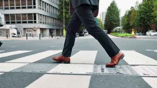 Empresário, pernas e travessia de rua na cidade para viagens, viagens e trajeto matinal para o trabalho