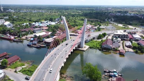 Vue aérienne du pont Sei Alalak situé à Banjarmasin, connu comme le premier pont voûté