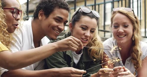 Diversidade, amigos e brilhos nas mãos, festa de aniversário ou evento de festa de ano novo