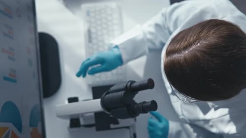 Un scientifique dévoué analyse méticuleusement divers échantillons sous un microscope à haute puissance dans un
