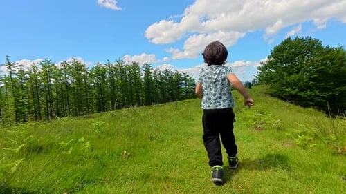 Criança correndo no Monte Valdura em Ferrenteria