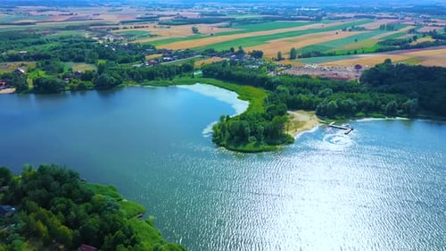 Epische Luftaufnahme des Großen Sees von oben nach unten mit klarem blauem Wasser. Spiegelung des Himmels in Clear Lake in Even