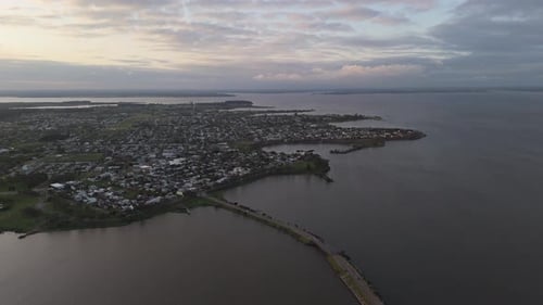 Vue aérienne par drone capturant le paysage urbain pittoresque de Federacion, province d'Entre Rios, Argentine, feat