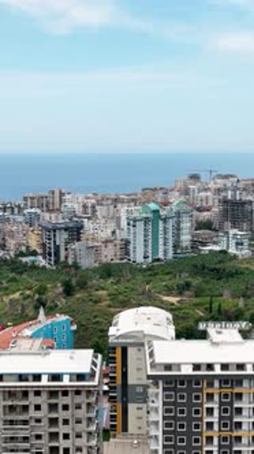Vídeo vertical: Ventanas y fachadas, exhibición aérea del proceso de construcción de viviendas