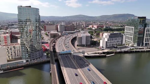 Blick aus der Vogelperspektive auf die Hauptstraßen und das Stadtnetz von Belfast, Nordirland