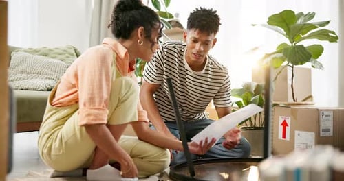 Couplez, assemblez la table et emménagez dans une nouvelle maison pour le papier d'instructions, la rénovation et la frustration