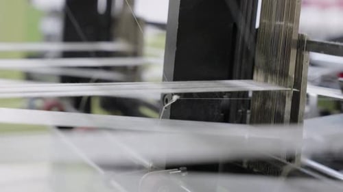 Nahaufnahme eines Webstuhls in Aktion