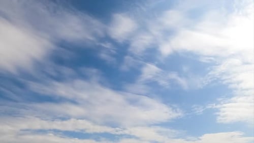 Weiße Spindrift-Wolkenlandschaft, die den Sommerhimmel bedeckt. Schöne Aussicht auf leichte Wolken am Horizont.