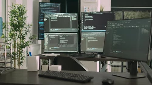 Escritorio con varios monitores que muestran la ventana del terminal y la inteligencia artificial