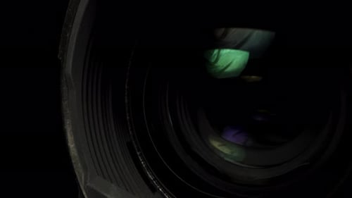 Objectif de la caméra, vue depuis le côté de la matrice avec contacts. Sur fond noir. Dolly Slider Extreme CL