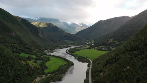 Fluss und Berge, wunderschöne grüne Landschaft, Luftaufnahme. Friedliche ländliche Umgebung.