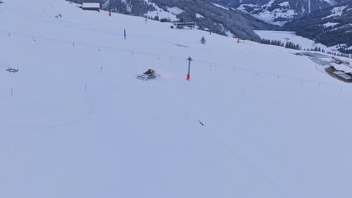 Images aériennes de la Zillertal Arena avec des véhicules pistebully en train d'entretenir les pistes de ski de Krimml et