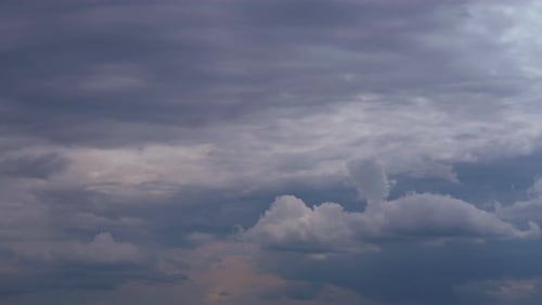 Les nuages se déplacent dans l'horizon