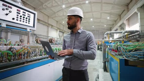Engenheiro-chefe com laptop em janelas de PVC Factory analisa o processo de produção