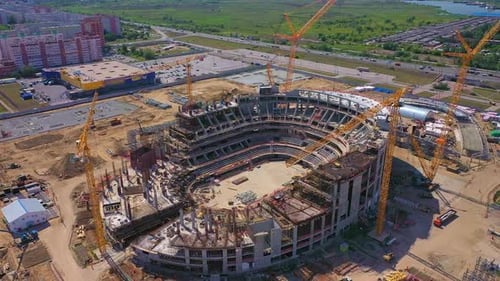 Las grúas operan en el sitio de construcción del estadio de la gran ciudad