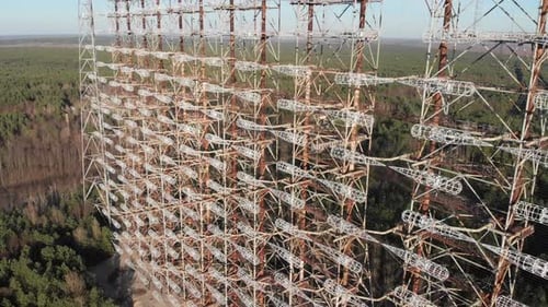 Tchernobyl prend naissance depuis le sol et au-dessus, Étoile Wormwood, le village de Kopachi et vérifie que c'est la maternelle,