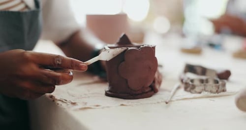 Poterie, outils et mains de femme en studio pour atelier, processus artistique et conception céramique faite à la main