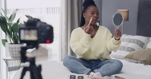 Transmisión en vivo, mujer e influencer con maquillaje en casa para opinar sobre el producto
