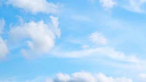 Lapso de tiempo de nubes ondulantes que se mueven rápidamente bajo un cielo azul profundo.