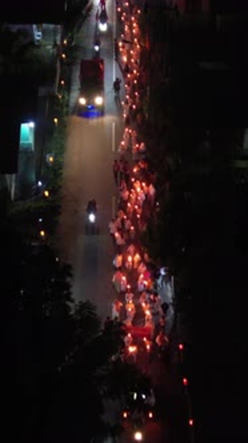 Images aériennes verticales de personnes célébrant un relais de la flamme pendant le mois sacré du Ramadan