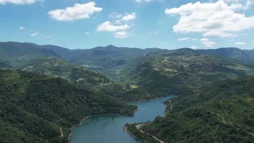 Hyperlapse von See und Wolken aus der Luft