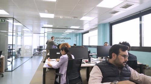 Gerente entregando arquivos para profissionais criativos no espaço de trabalho de coworking