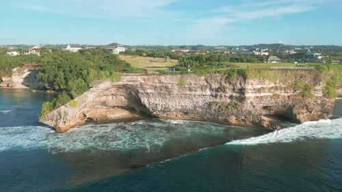 Luftaufnahme des Balangan Beach auf Bali mit Dramatisch Klippen, üppigem Grün und klarem blauem Wasser