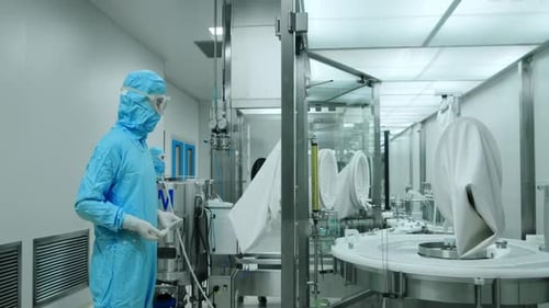 Une
équipe de scientifiques médicaux charge un échantillon de flacon de culture tissulaire dans une centrifugeuse pour analyse. Advan