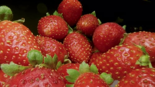 Slide Reife saftige Erdbeere. Gesundes Bio-Essen. Die Kamera bewegt sich durch einen Haufen Erdbeeren
.