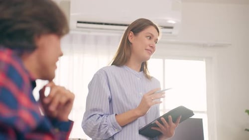 Groupe de jeunes hommes d'affaires et femmes d'affaires travaillant au bureau.