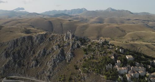 Vue aérienne de Rocca Calascio et des montagnes, Italie.