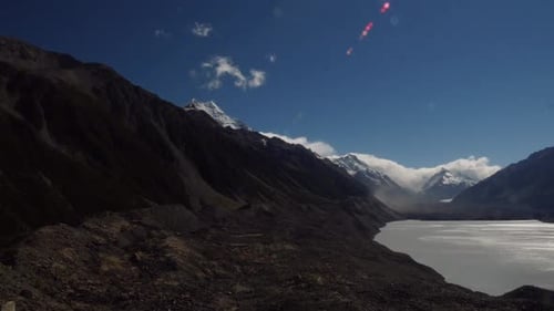 Zeitraffer der Wolken über dem Bergrücken über dem Gletschersee