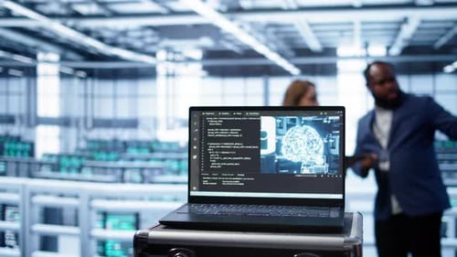 Konzentrieren Sie sich auf Laptops, die von Serverfarm-Technikern verwendet werden