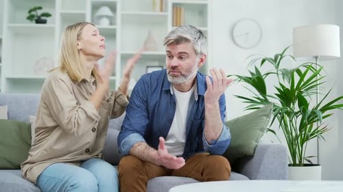 ссора двух людей в гостиной