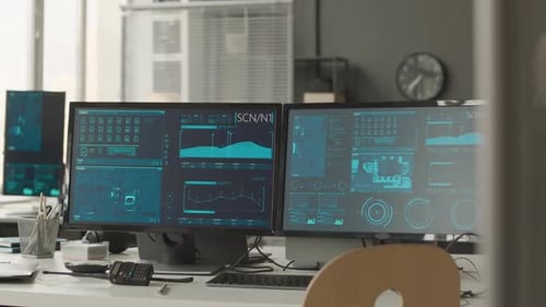 Monitores de computadora con programa de ciberseguridad en pantalla