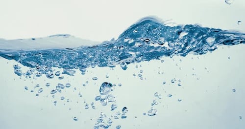 Viele Blasen im Wasser aus nächster Nähe, abstrakte Wasserwelle mit Blasen in Zeitlupe