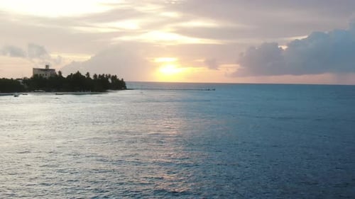 lagoa azul, praia de areia branca, paisagem das maldivas, atol, água turquesa do oceano índico
