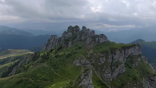 Tracking-Aufnahme mit wunderschönen Bergformationen im Ciucas-Gebirge