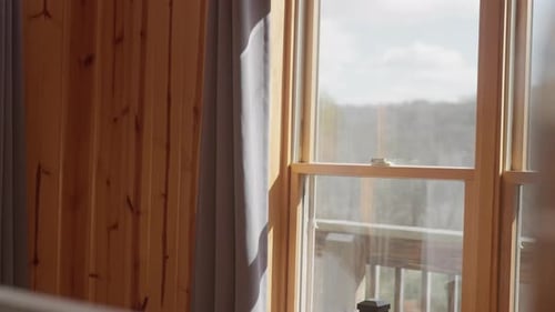 Gemütliches Kabinenfenster mit Wasser im Vordergrund.