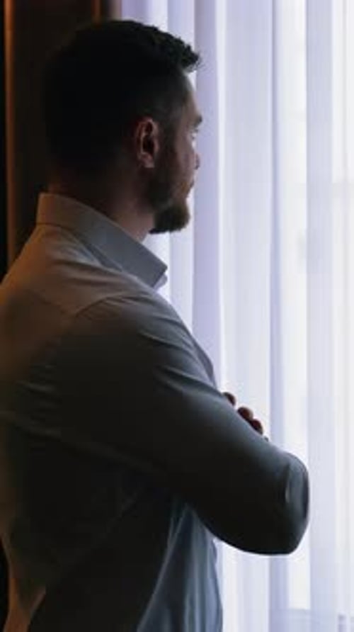 Hübscher Mann in der Nähe des Fensters.