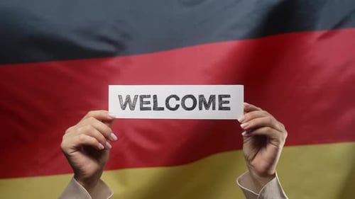 Frau, Willkommensschriftzug, Titeltext, Karton, Deutschland, Flaggenhintergrund, Deutschland