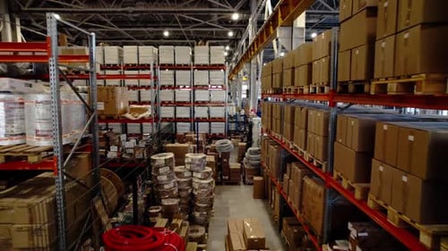Boîtes en bois sur des étagères à l'intérieur d'un entrepôt industriel