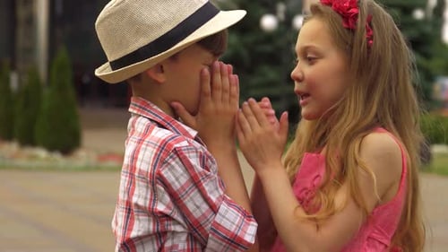 Niños que comparten secretos con juguetones susurros